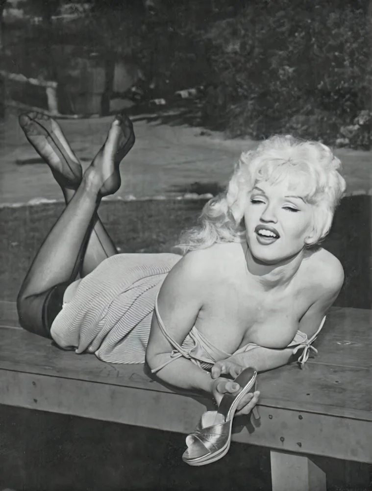 Pryanikova ishtirokidagi rus porno filmlari Yoqimli va maftunkor gozallik hozirgacha BDSM haqida hech narsa bilmas edi.